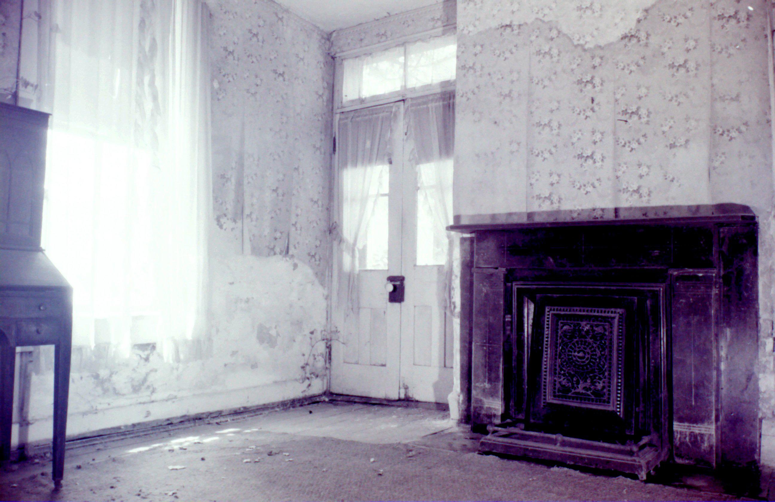 Image of Griswold Inn Room with Fireplace and Wallpaper
