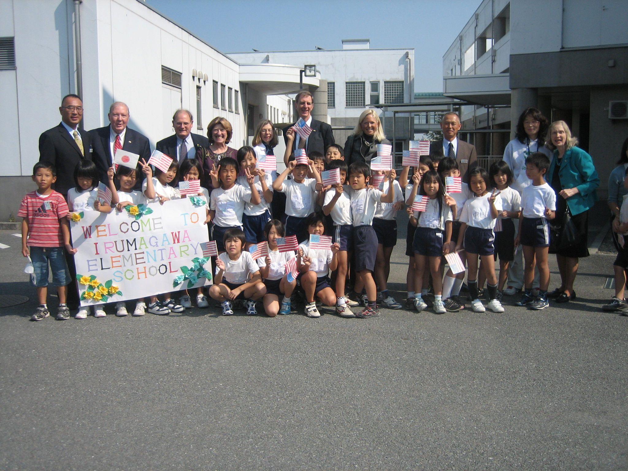 Photograph of 2009 Worthington mayoral delegation with teachers and students in Sayama, Japan